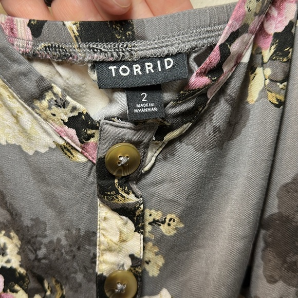 Torrid Women’s Gray Floral Fit & Flare Cami Tank Top Sz 2 - Picture 2 of 5